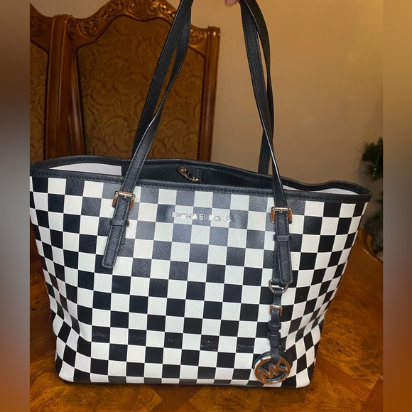 Michael Kors Saffiano Leather RETAILS $360 - Picture 3 of 9